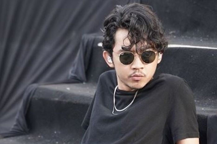 Lirik Lagu Monolog - Pamungkas, Alasan Masih Bersama Bukan ...