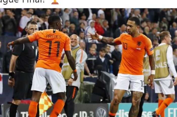 Dua pemain timnas Belanda, Quincy Promes (kiri) dan Memphis Depay, melakukan selebrasi dalam laga semifinal UEFA Nations League melawan timnas Inggris di Estadio D. Afonso Henriques, Kamis (6/6/2019).