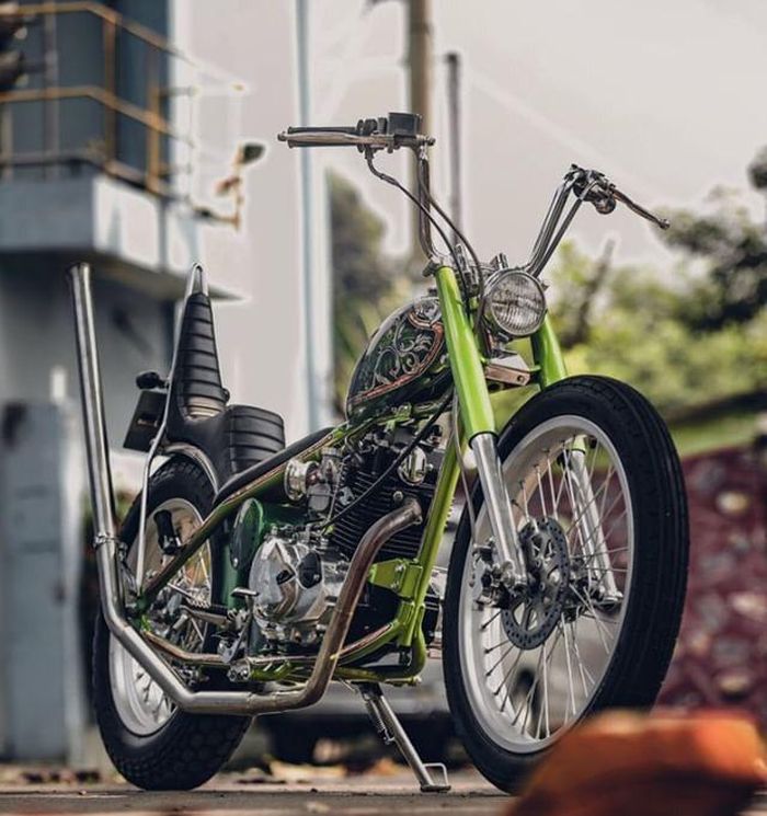 Kawasaki W175 yang dimodifikasi bernuansa chopper