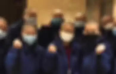 Para perawat dari Shaanxi menggunduli rambut mereka sebelum berangkat ke kota Wuhan untuk memerangi virus corona.