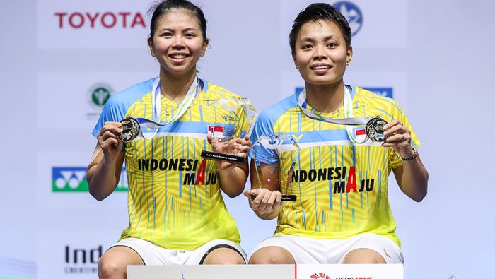 Pasangan ganda putri Indonesia, Greysia Polii/Apriyani Rahayu berpose setelah menjadi juara pada Thailand Open I 2021 di Impact Arena, Bangkok, Thailand, Minggu (17/1/2021)