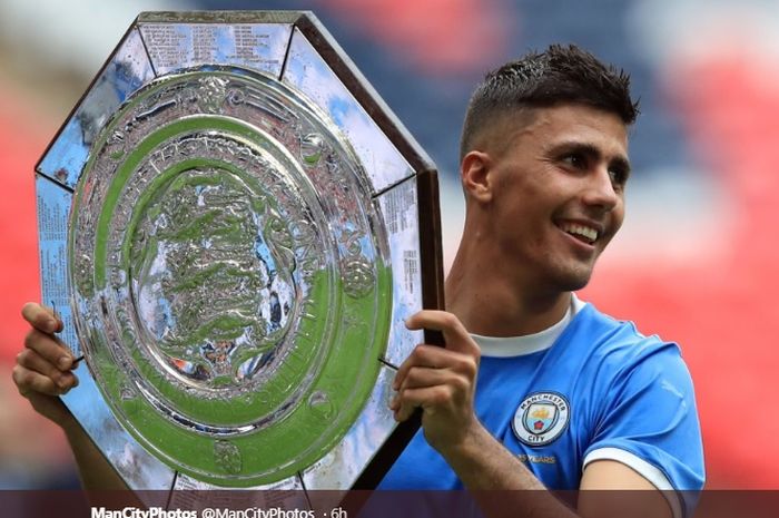 Rekrutran terbaru Manchester City, Rodri, mengangkat trofi Community Shield 2019 usai mengalahkan Liverpool.