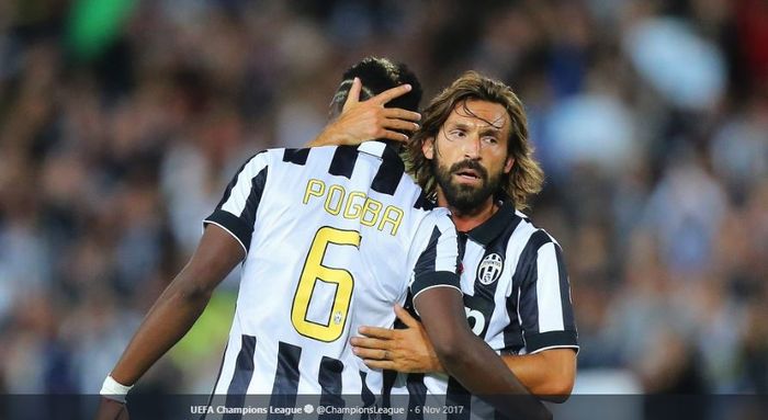 Paul Pogba dan Andrea Pirlo berpelukan saat memperkuat Juventus.