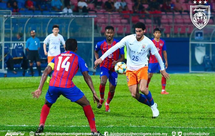 Gelandang Shandong Luneng, Marouane Fellaini (25) mencoba melewati jangkar Johor Darul Takzim, Harris Harun (14) pada lanjutan Liga Champions Asia 2019 di Stadion Dato Tan Sri Hassan Yunos, Larkin, Johor Bahru, 24 April 2019.