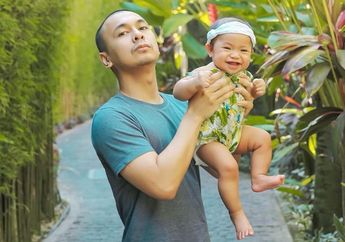 Isolasi Diri di Tengah Wabah Virus Corona, Raditya Dika Sampaikan Permintaan Maaf untuk Sang Anak Karena Tak Bisa Mengajaknya Bermain di Luar Rumah