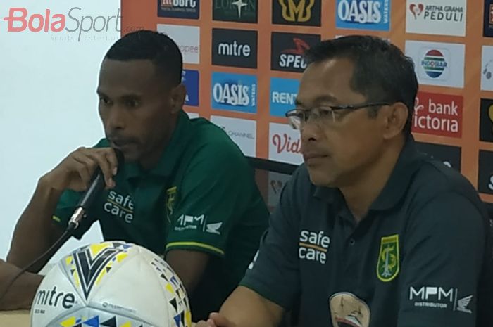 Pemain dan pelatih Persebaya, Ruben Sanadi serta Aji Santoso saat memberikan keterangan pers seusai laga kontra Tira-Persikabo, di Stadion Pakansari, Kabupaten Bogor, Sabtu (9/11/2019).