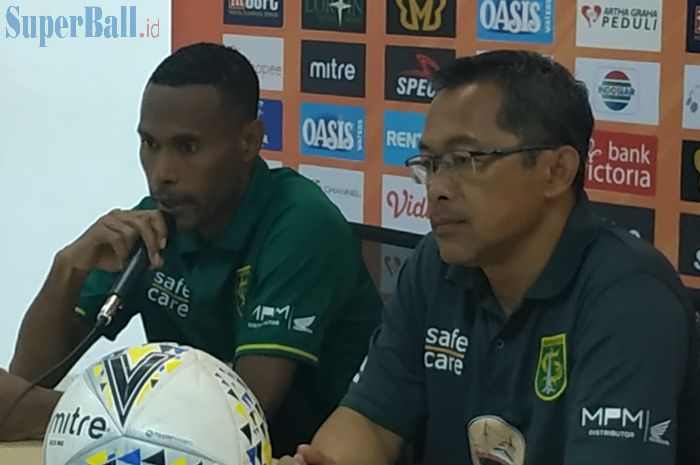 Pemain dan pelatih Persebaya, Ruben Sanadi serta Aji Santoso saat memberikan keterangan pers seusai laga kontra Tira-Persikabo, di Stadion Pakansari, Kabupaten Bogor, Sabtu (9/11/2019).