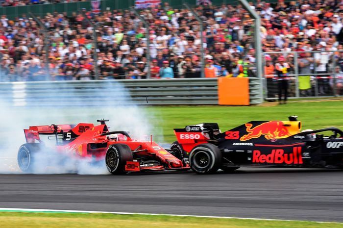 Momen saat Sebastian Vettel (kiri) menabrak Max Verstappen (kanan) pada sesi balapan F1 GP Inggris 2019, Minggu (14/7/2019)