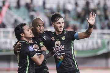 Selebrasi pemain Persebaya Surabaya yang merayakan Paulo Henrique ke gawang Persis Solo di Stadion Gelora Bung Tomo, Surabaya, Rabu (13/12/2023).