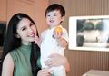 Biasanya Selalu Terlihat Dekat Sampai Buat Warganet Iri, Raphael Moeis Mendadak Ogah Saat Ingin Dicium Sandra Dewi, Ada Apa?