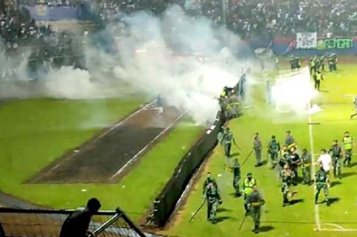Polisi menembakkan gas air mata ke arah suporter seusai laga Liga 1 antara Arema FC dan Persebaya Surabaya di Stadion Kanjuruhan, Malang,  Sabtu (1/10/2022) malam.