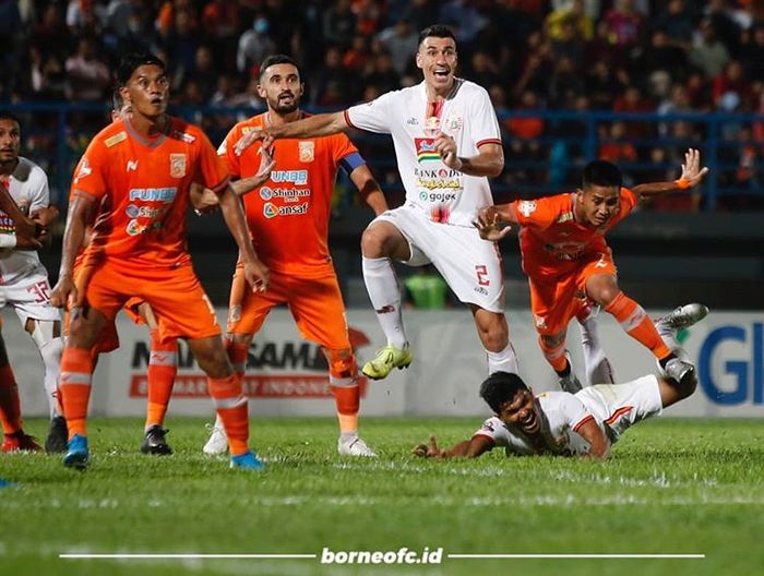 Pemain Persija Jakarta dan Borneo FC bersaing mendapatkan bola lambung dari tendangan penjuru pada pertandingan pekan ke-21 Liga 1 2019 di Stadion Segiri, Samarinda, Jumat (27/9/2019).