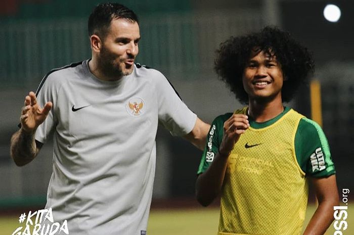 Amiruddin Bagus Kahfi mendapatkan arahan dari pelatih timnas Indonesia, Simon McMenemy, saat training camp jelang Kualifikasi Piala Dunia 2022 Zona Asia