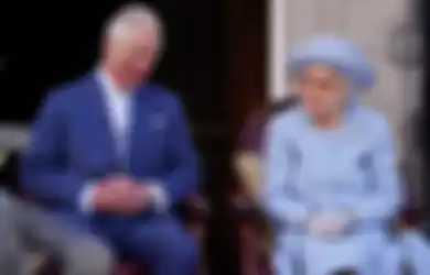 Pangeran Charles atau sekarang Raja Charles III dengan Ratu Elizabeth II