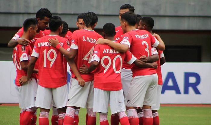 Para pemain Semen Padang FC saat akan melakoni laga kontra Bali United pada turnamen pra-musim Piala Presiden 2019 di Stadion Patriot, Kota Bekasi, 11 Maret 2019.