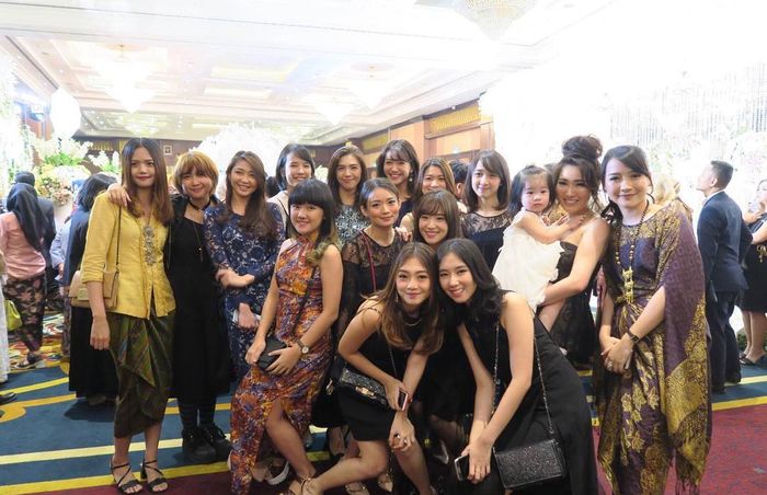 Penampilan para member dan mantan member JKT 48 generasi 1 hadir di pernikahan Melody