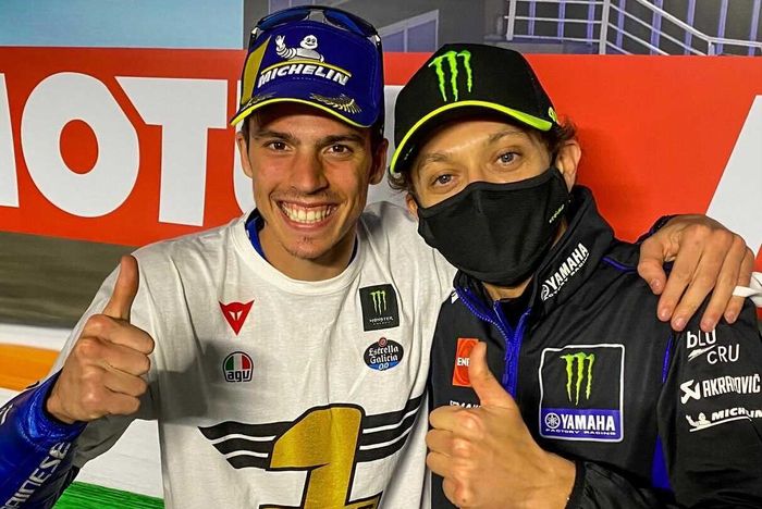 Pembalap Suzuki Ecstar, Joan Mir (kiri), berpose dengan Valentino Rossi (Monster Energy Yamaha) usai menjadi juara dunia MotoGP 2020 di Valencia, Spanyol, Minggu (15/11/2020).