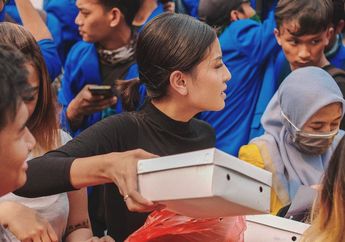 Aksi Bagikan Nasi Kotak Buat Pendemo Disebut Pencitraan, Awkarin: Saya Enggak Cari Sanjungan dan Pahala!