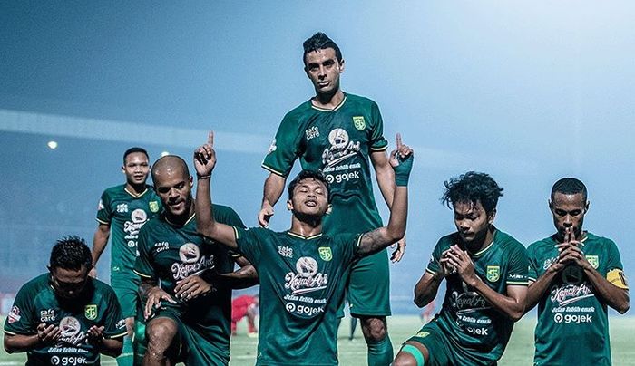 Pemain Persebaya Surabaya merayakan gol yang dicetak Osvaldo Haay saat melawan Kalteng Putra pada pekan ke-18 Liga 1 2019.