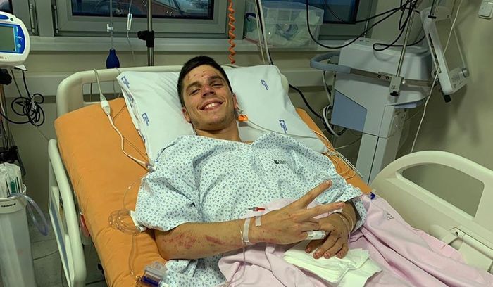 Joan Mir (Suzuki Ecstar) saat dirawat di rumah sakit setelah mengalami insiden pada sesi tes resmi MotoGP yang digelar di Automotodrom Brno, Republik Ceska, Senin (5/8/2019)