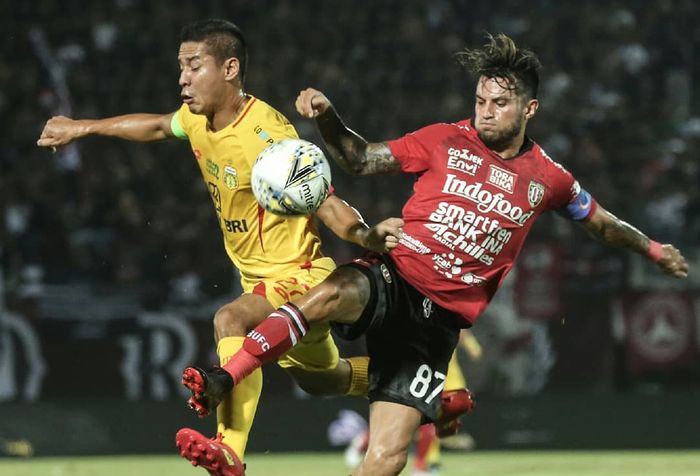 Pemain Bali United, Stefano Lilipaly, melakukan duel saat laga kontra Bhayangkara FC di Stadion I Wayan Dipta, Gianyar, Senin (20/5/2019).