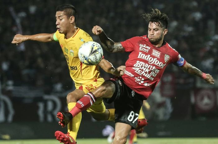 Pemain Bali United, Stefano Lilipaly, melakukan duel saat laga kontra Bhayangkara FC di Stadion I Wayan Dipta, Gianyar, Senin (20/5/2019).