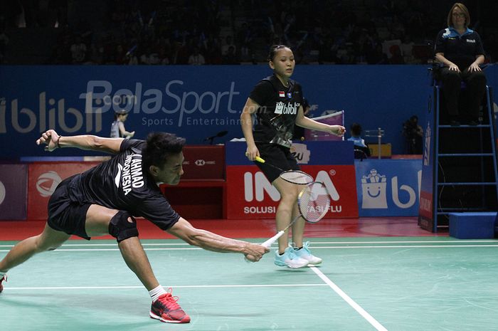 Pebulutangkis ganda campuran Indonesia Tontowi Ahmad/Winny Oktavina Kandow saat melawan pebulutangkis ganda campuran India Satwiksairaj Rankireddy/Ashwini Ponnapa dalam turnamen bulutangkis Indonesia Open 2019 di Senayan, Jakarta, Senin (16/7/2019).