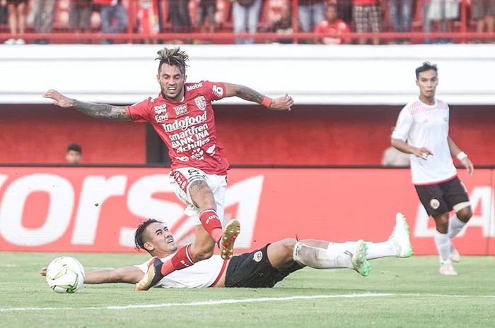 Aksi Stefano Lilipaly saat membela Bali United melawan Persija Jakarta pada babak delapan besar Piala Indonesia 2018 di Stadion Kapten I Wayan Dipta, Bali, Jumat (26/4/2019).