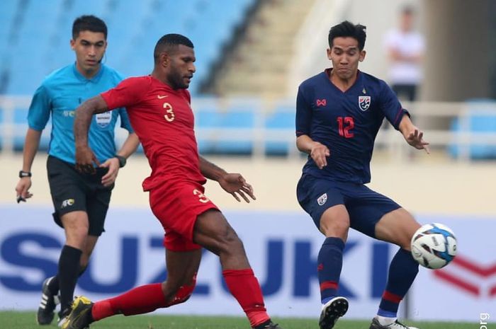 Striker timnas U-23 Indonesia, Marinus Wanewar, saat berebut bola dengan pemain Thailand di Kualifikasi Piala Asia U-23 2020.