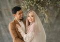 Gelar Resepsi Besok, Intip 5 Potret Mesra Lindswell Kwok dan Achmad Hulaefi saat Pemotretan!