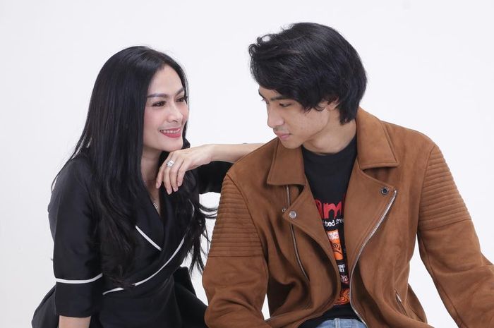 Iis Dahlia dan Devano Danendra