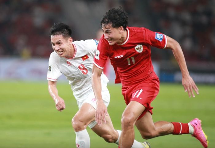 Striker Timnas Indonesia Rafael Struick adu cepat dengan kapten Vietnam Do Hung Dung dalam duel Kualifikasi Piala Dunia 2026 di Stadion Utama GBK, Jakarta, 21 Maret 2024.