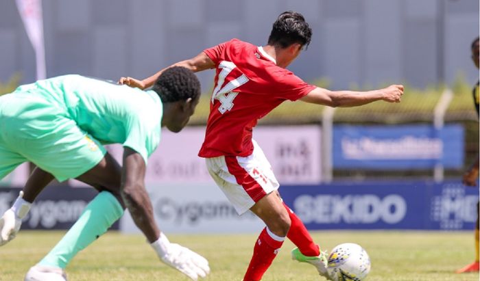 Raka Cahyana Rizky berhasil menguasai bola yang lepas dari tangan kiper Ghana Vincent Anane dan mencetak gol untuk kemenangan Timnas U-19 Indonesia di Turnamen Toulon 2022.