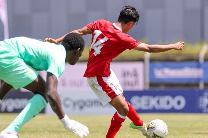 Raka Cahyana Rizky berhasil menguasai bola yang lepas dari tangan kiper Ghana Vincent Anane dan mencetak gol untuk kemenangan Timnas U-19 Indonesia di Turnamen Toulon 2022.