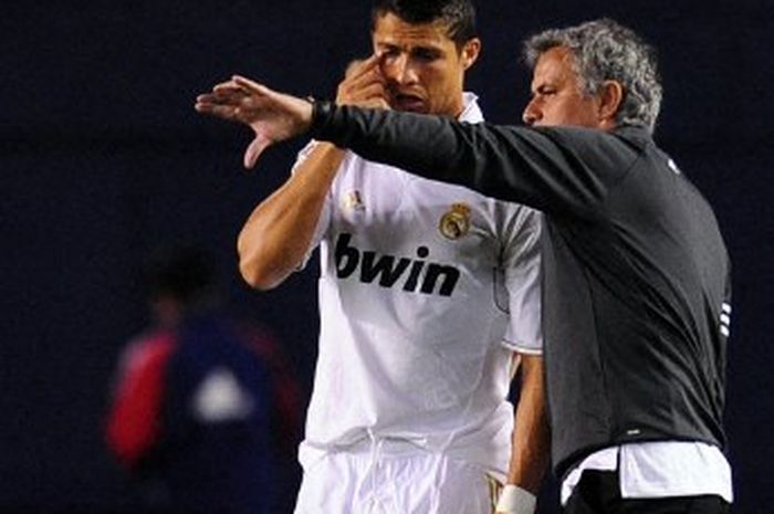 Jose Mourinho memberikan instruksi kepada Cristiano Ronaldo dalam duel Real Madrid melawan CD Guadalajara (20/7/2011).