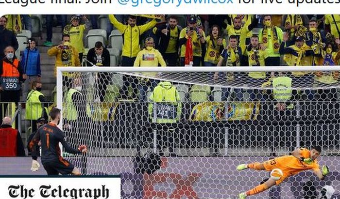 Kiper Manchester United, David de Gea, mengeksekusi penalti dalam laga final Liga Europa kontra Villarreal di Stadion Gdansk, Rabu (26/5/2021).