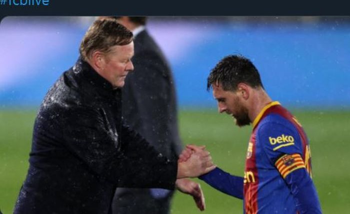 Lionel Messi berjabat tangan dengan pelatih Barcelona, Ronald Koeman.