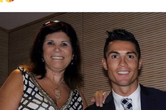 Megabintang Juventus, Cristiano Ronaldo, bersama ibunya Dolores Aveiro. 