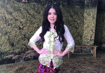 Anggunnya 4 Gaya Tina Toon Memakai Kebaya. Cocok Buat Menghadiri Acara Formal!