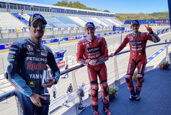 Para penghuni podium balapan MotoGP Spanyol 2021 (dari kiri ke kanan), Franco Morbidelli, Jack Miller, dan Francesco Bagnaia.