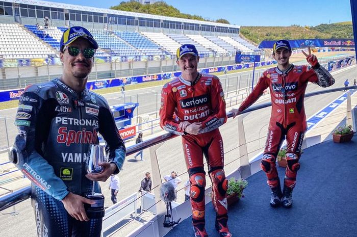 Para penghuni podium balapan MotoGP Spanyol 2021 (dari kiri ke kanan), Franco Morbidelli, Jack Miller, dan Francesco Bagnaia.