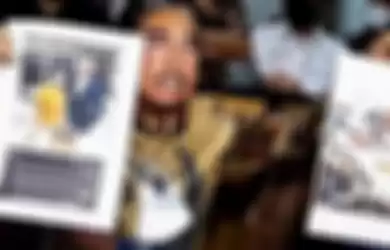 Hotma Sitompul saat menunjukkan foto Desiree Tarigan bersama seorang pria yang diduga selingkuhannya, Sunter Jakarta Utara, Selasa (6/4/2021). 