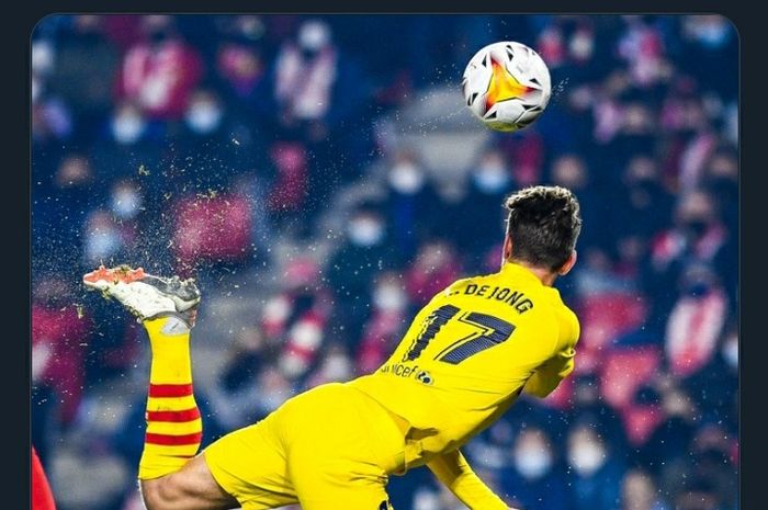 Striker Barcelona, Luuk de Jong, melakukan back-flip yang masih gagal berbuah gol pada laga Liga Spanyol melawan Granada, Sabtu (8/1/2022).