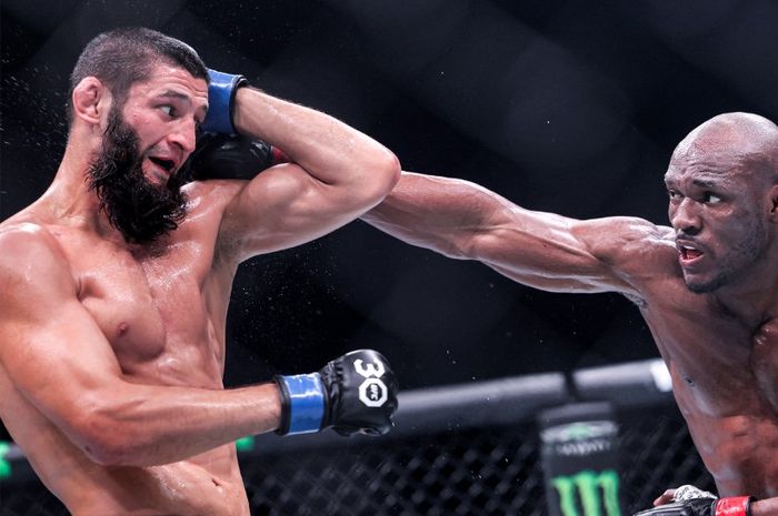 Khamzat Chimaev (kiri) menahan pukulan Kamaru Usman (kanan) dalam pertarungan kelas menengah pada UFC 294 di Etihad Arena, Abu Dhabi, Uni Emirat Arab, 21 Oktober 2023.