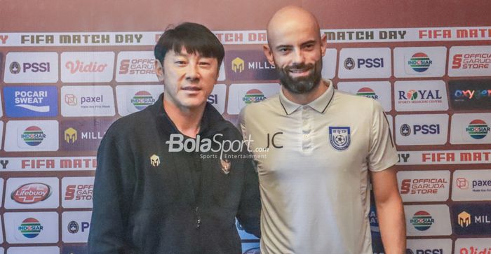 Shin Tae-yong (kiri) bersama Pelatih Timnas Bangladesh Javier Cabrera dalam sesi jumpa pers di  Bandung, Jawa Barat, 31 Mei 2022.