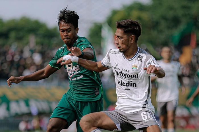 Pemain Persebaya Surabaya, M Supriadi (kiri) saat laga melawan Persib Bandung di Stadion Gelora Joko Samudro Gresik, Senin (13/3/2023).