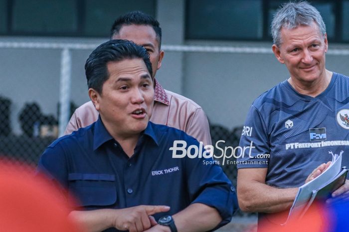 Ketua Umum PSSI, Erick Thohir (kiri) dan pelatih pendamping timnas U-17 Indonesia, Frank Wormuth (kanan), sedang memberikan intruksi kepada para pemain di Lapangan A, Senayan, Jakarta, Rabu (16/8/2023).