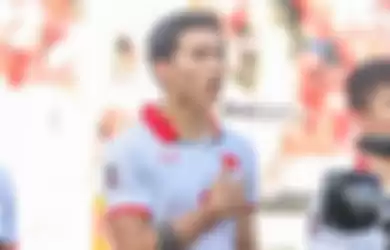 Bek sayap kiri timnas Vietnam, Doan Van Hau, sedang menyanyikan lagu kebangsaan jelang berlaga pada leg pertama semifinal Piala AFF 2022 di Stadion Gelora Bung Karno, Senayan, Jakarta, 6 Desember 2023.