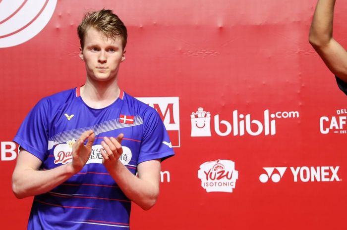 Pebulu tangkis tunggal putra Denmark, Anders Antonsen (kiri) di podium setelah dikalahkan Anthony Sinisuka Ginting pada final Indonesia Masters 2020 yang digelar di Istora Senayan, Jakarta, Minggu (19/1/2020).