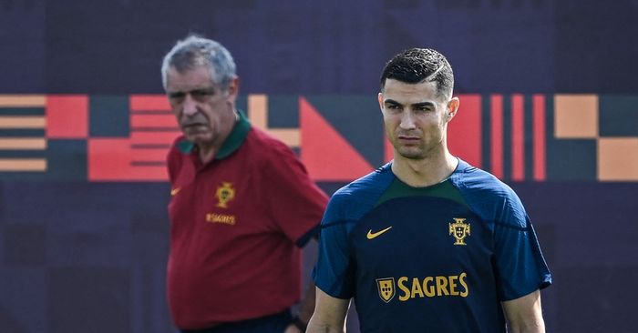 Cristiano Ronaldo diawasi Fernando Santos dalam sesi latihan di Al Samriya (20/11/2022), jelang laga timnas Portugal vs Ghana di Piala Dunia 2022.